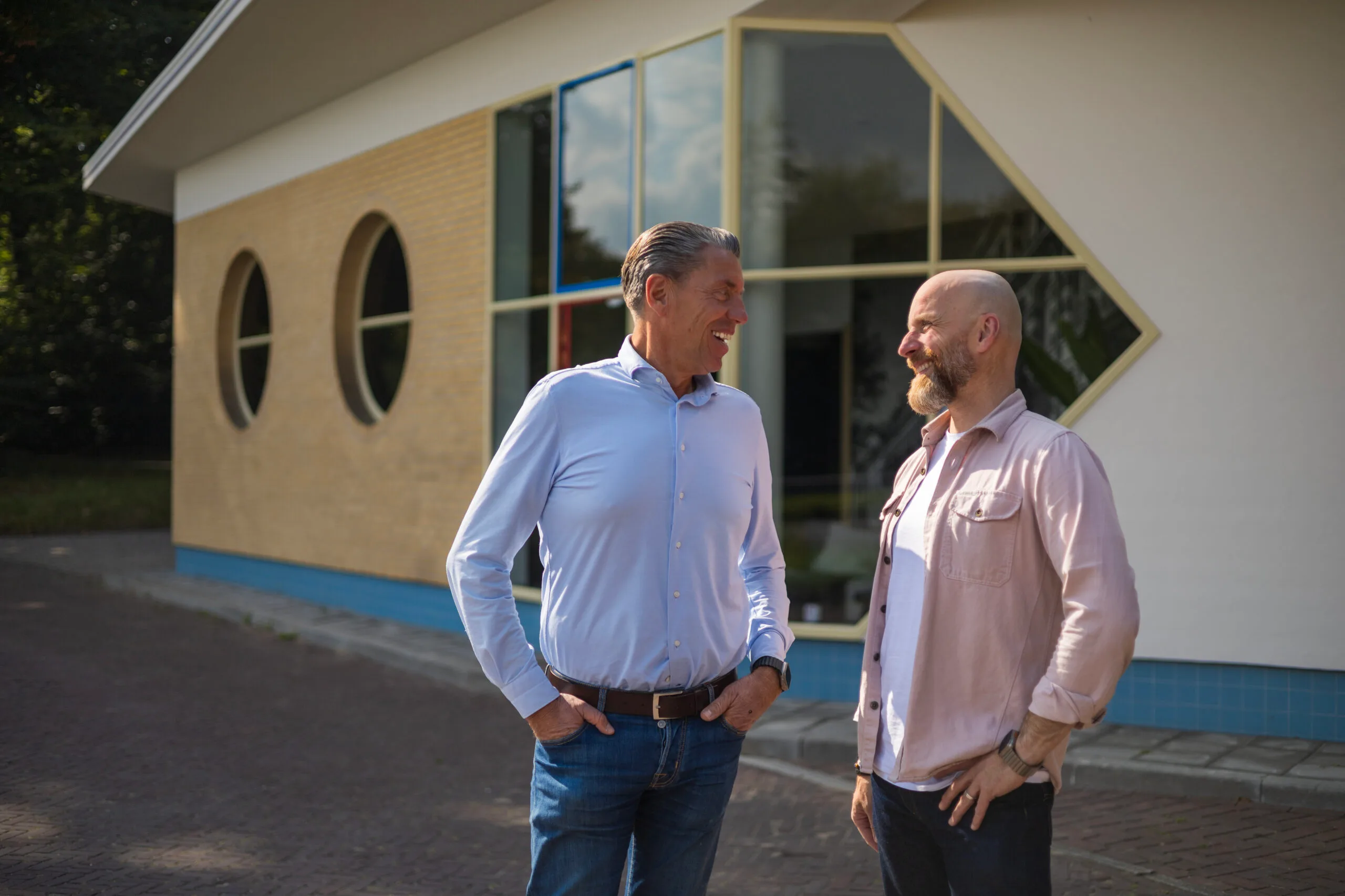 Leen Winter en Patrick Klein Gunnewiek van Kuiper Makelaardij samen voor hun kantoor in Arnhem